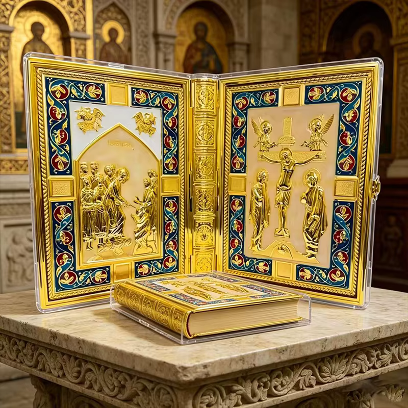 Couverture de Bible Catholique Orthodoxe Plaquée Or avec Icônes Émaillées pour Liturgie d'Église