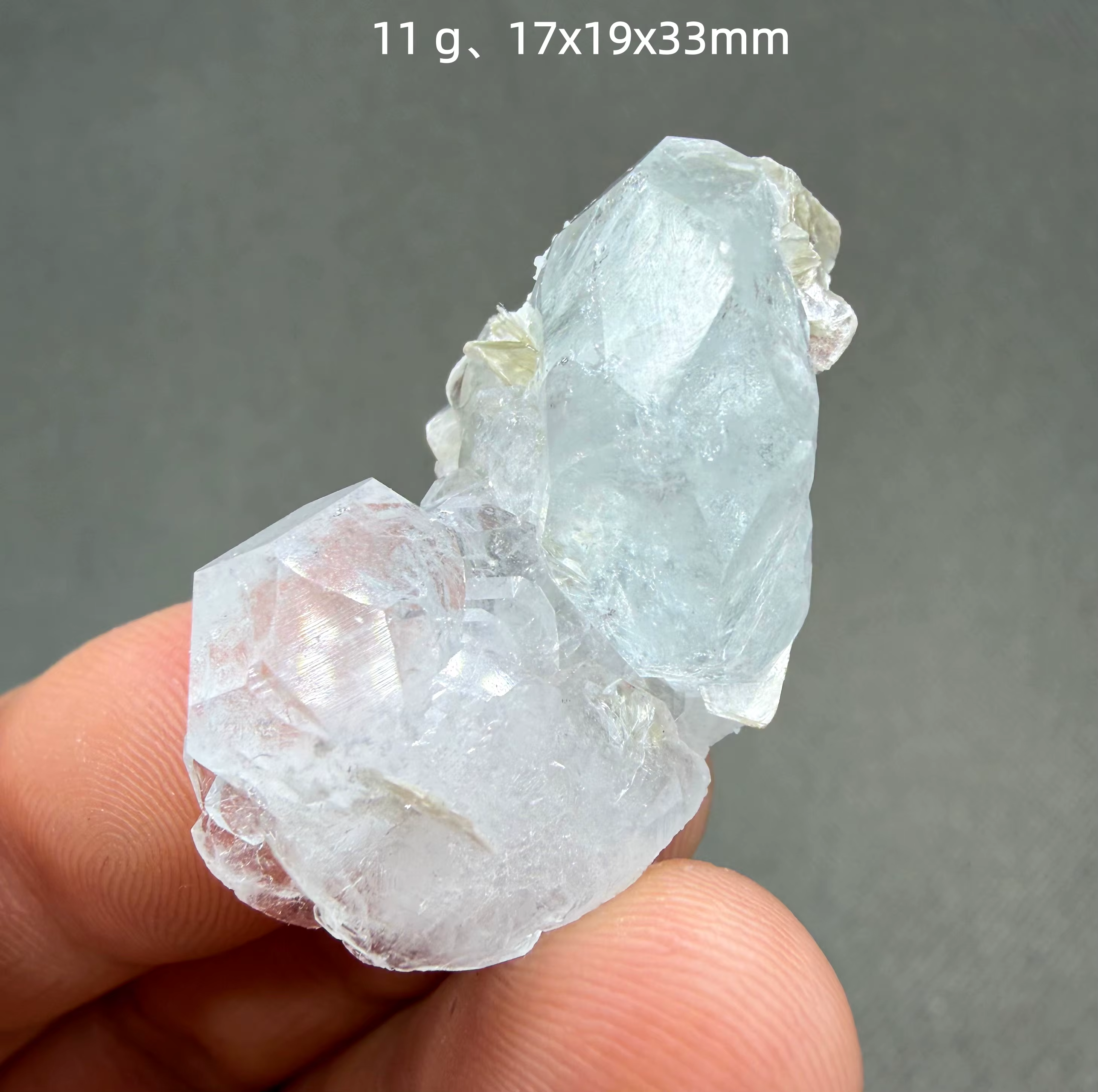 Grappe de cristaux d'aigue-marine naturelle