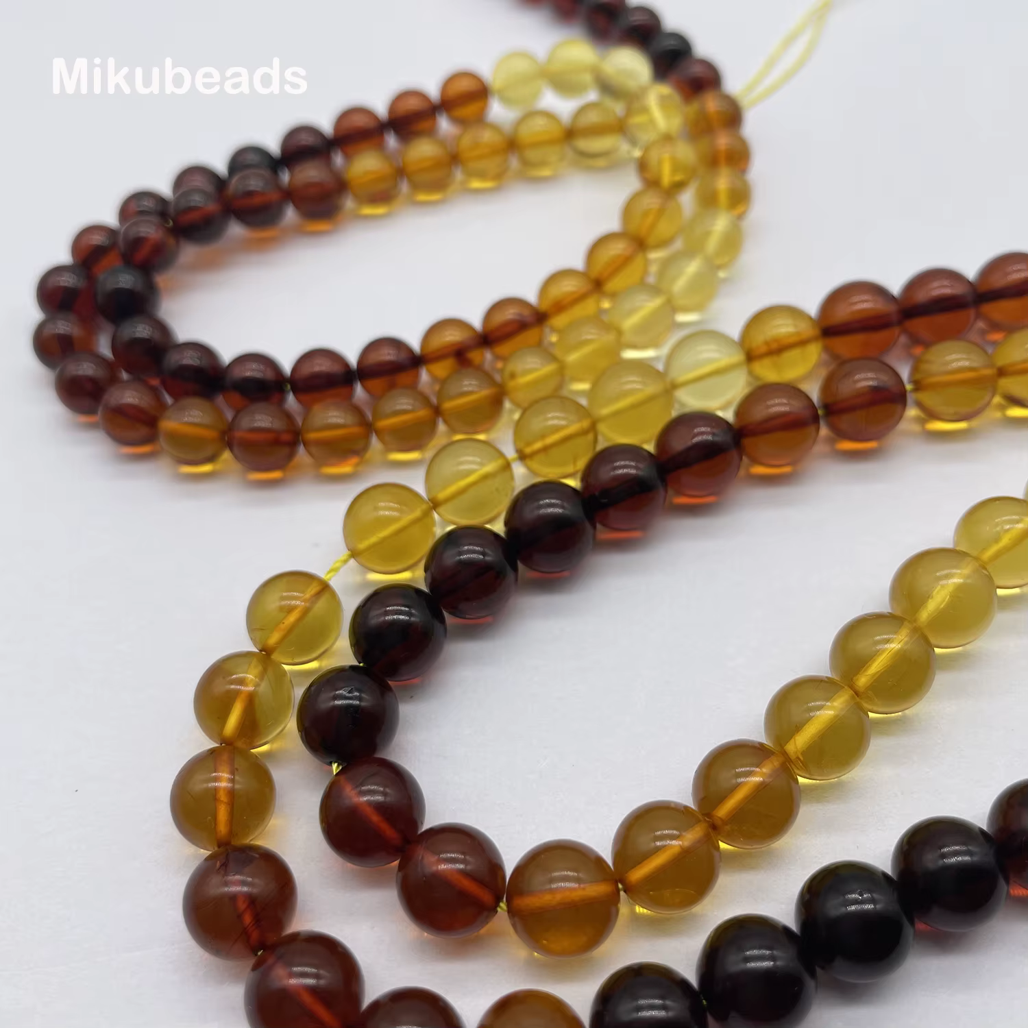 Perles rondes lisses en ambre de mer baltique naturelle