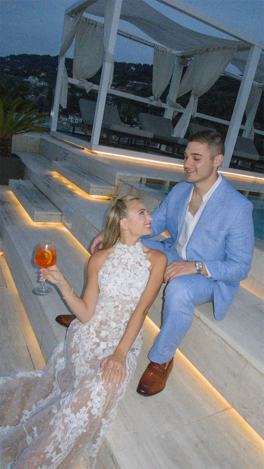 Tokyo personnalisé blanc licou décolleté robes de mariée sans manches dos nu fleur robe