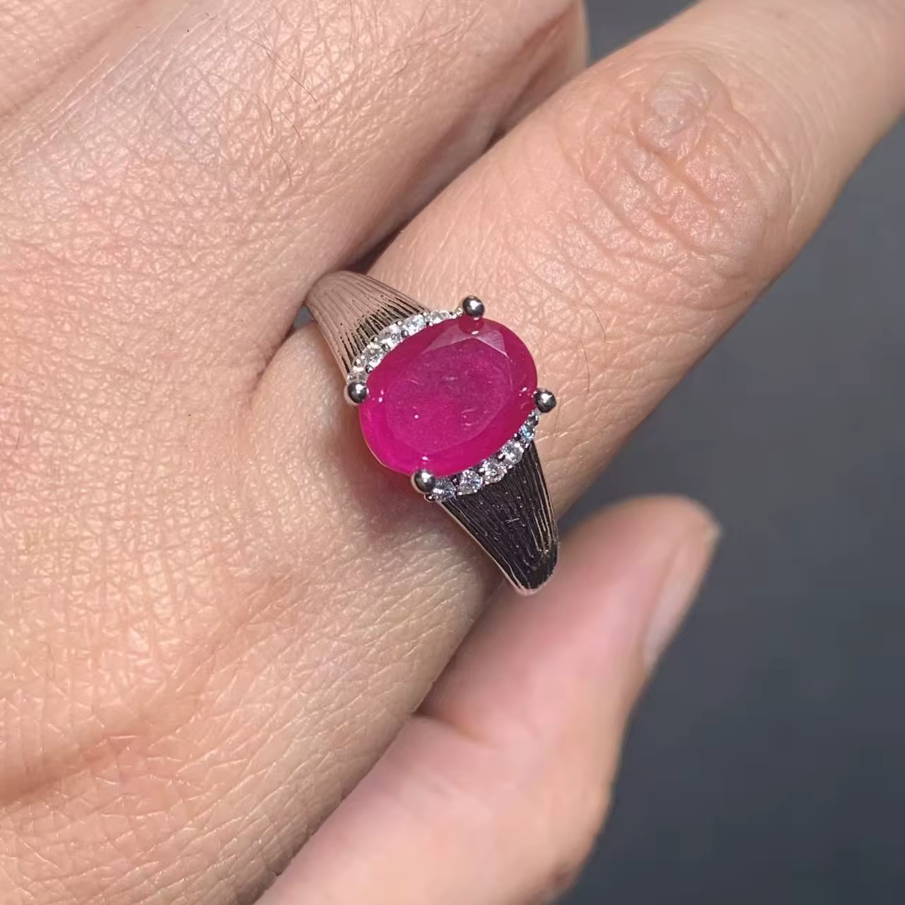 Bague extravagante en rubis naturel réglable pour femme