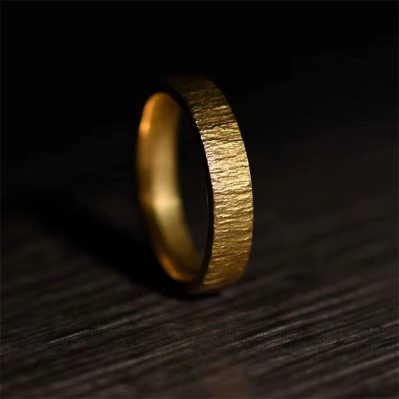 Bague dorée de personnalité pour hommes