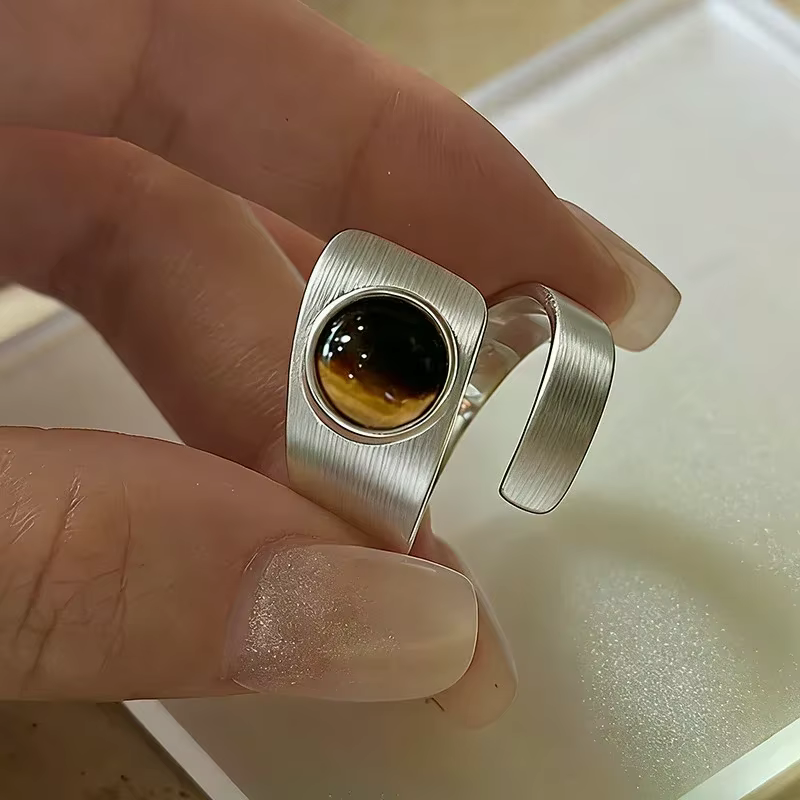 Bagues minimalistes faites à la main pour femmes