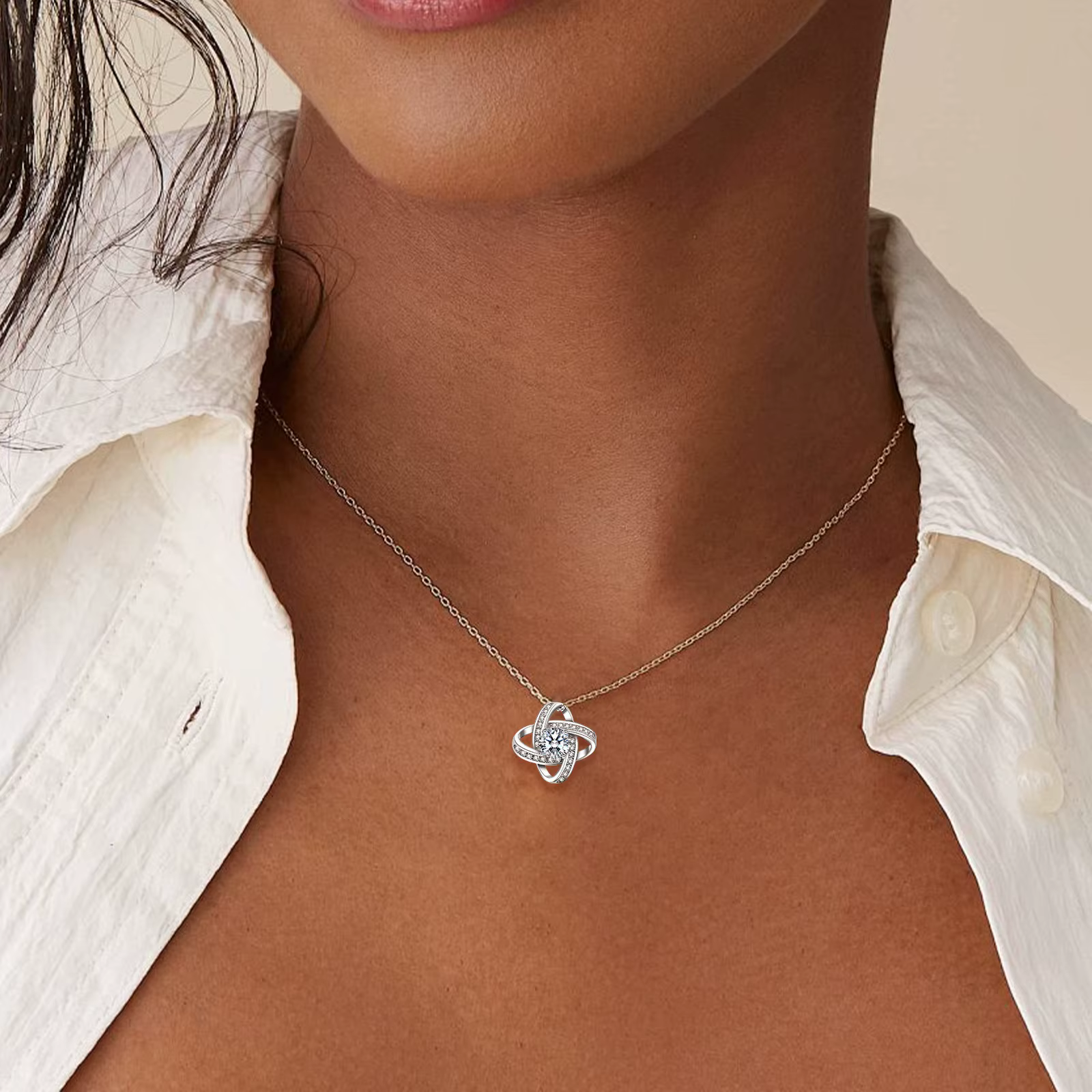 Collier élégant avec nœud d'amour