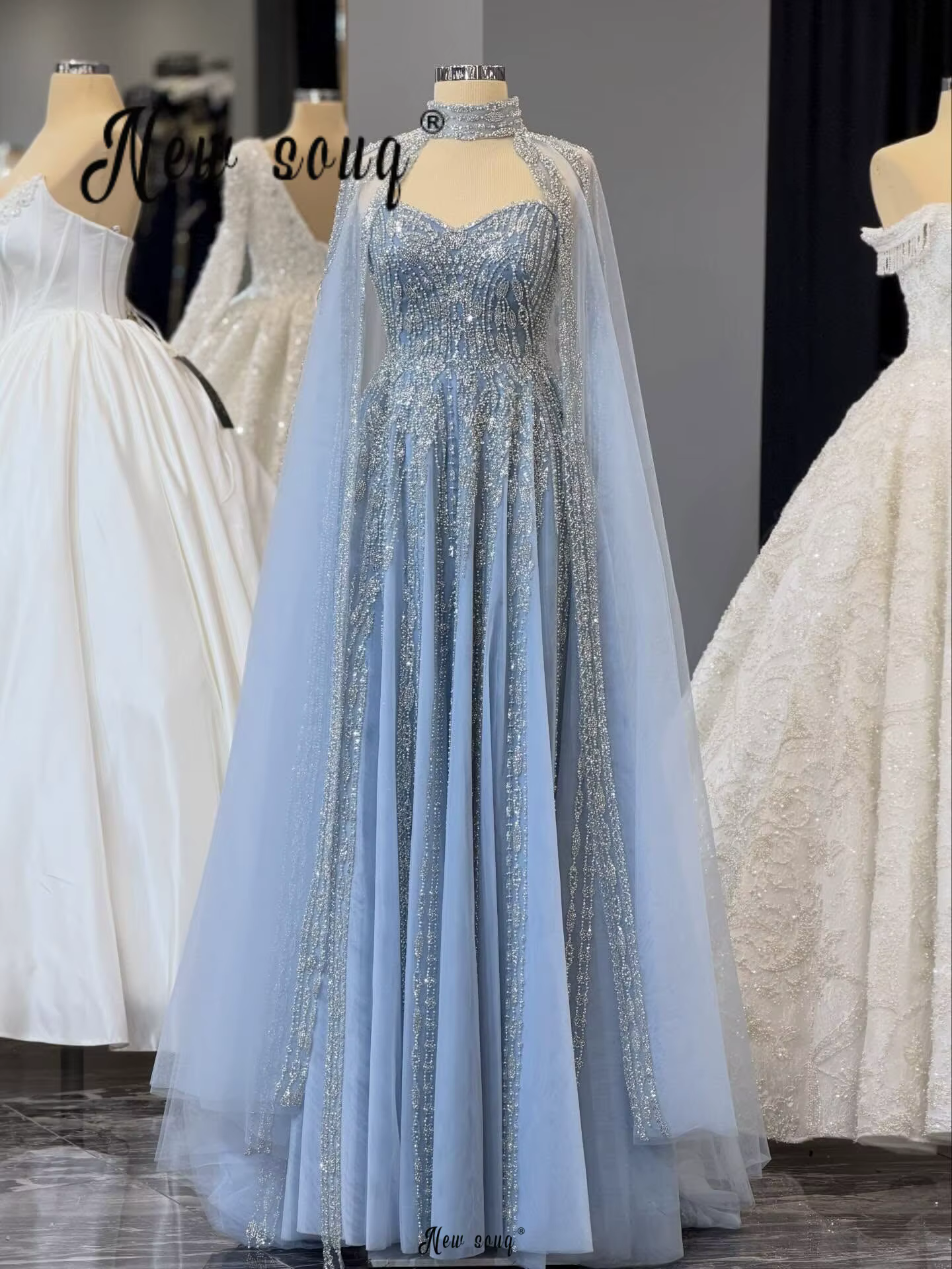 Robe de soirée bleu ciel en deux pièces avec manches longues et cape