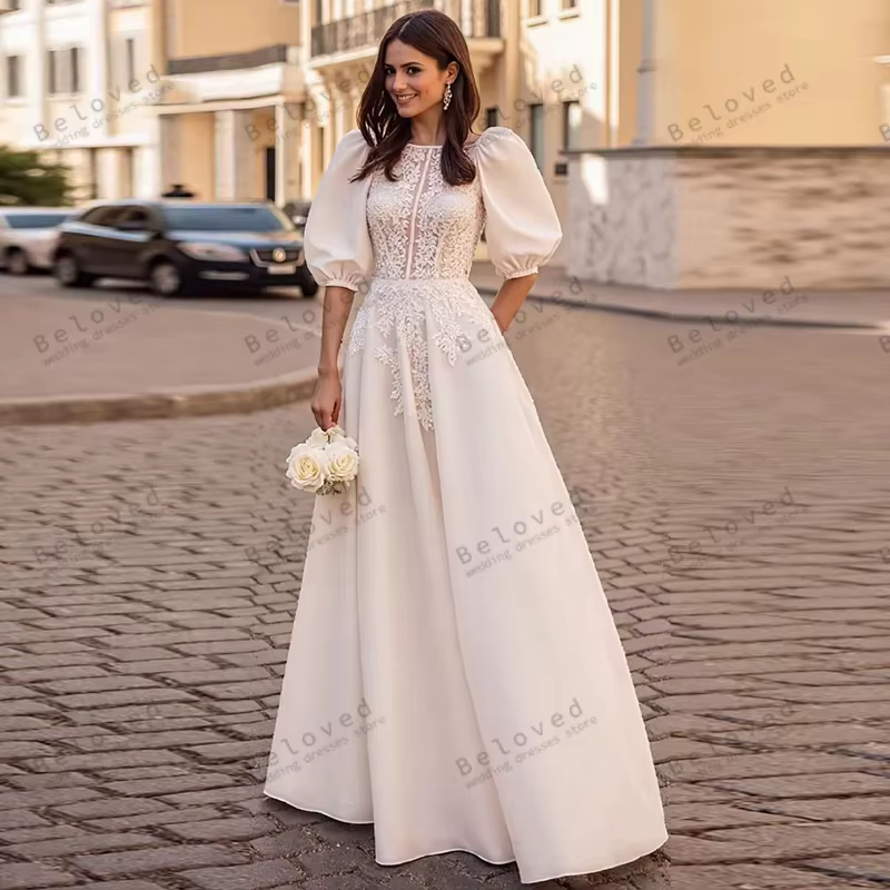 Robes de mariée vintage en satin coupe A-line avec appliques en dentelle et manches mi-bouffantes – Charmantes