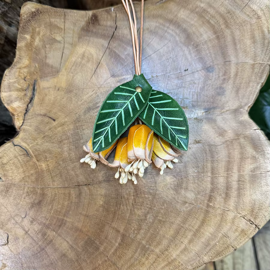 Pendentif fleur de muguet en cuir de vachette fait main