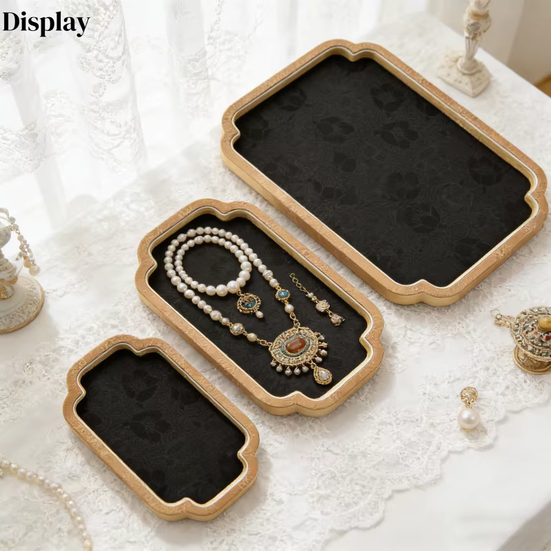 Ensemble de présentoirs à bijoux d'esthétique orientale moderne