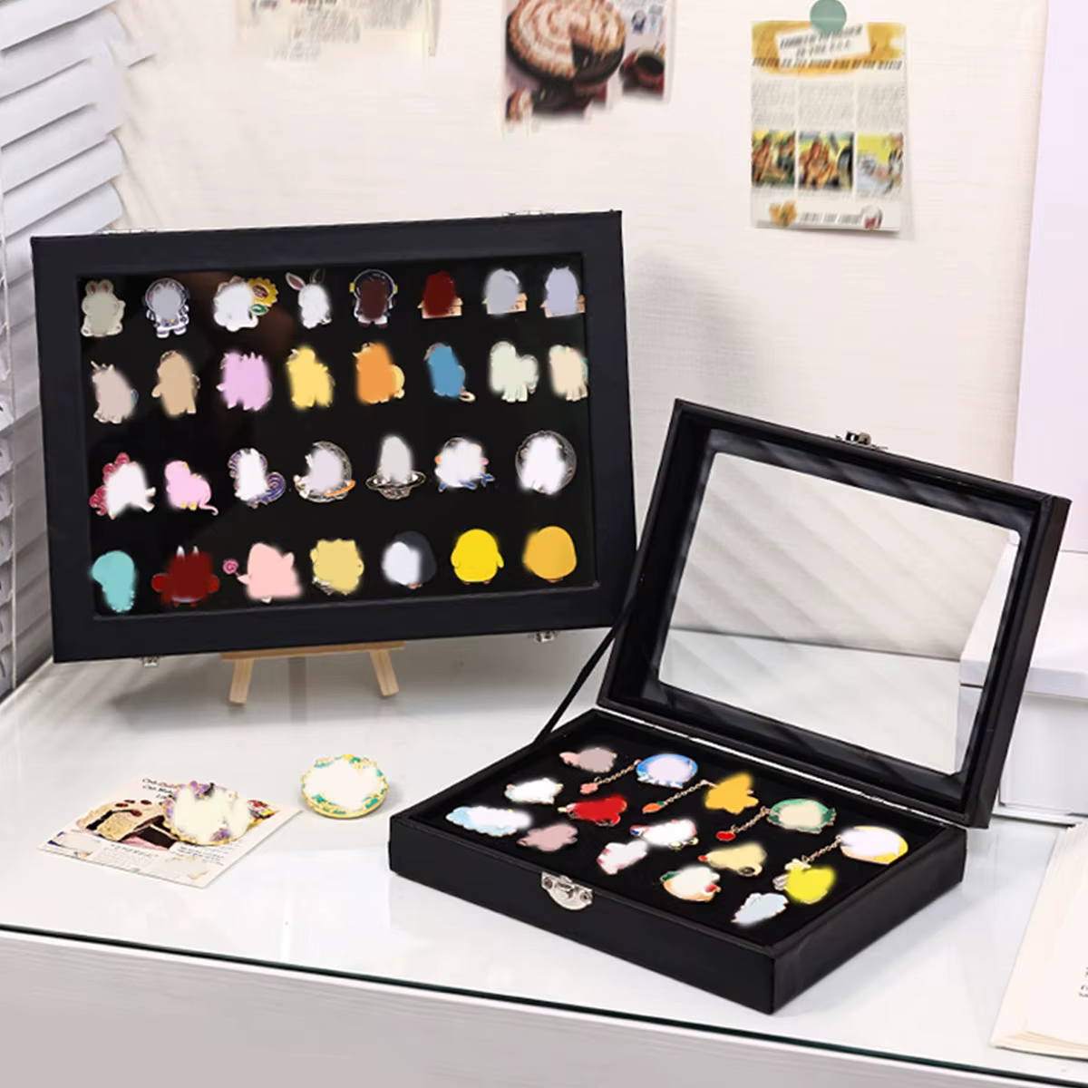 Boîte de présentation de badges avec couvercle anti-poussière transparent
