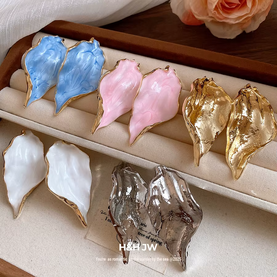 Boucles d'oreilles à clous en forme de feuille
