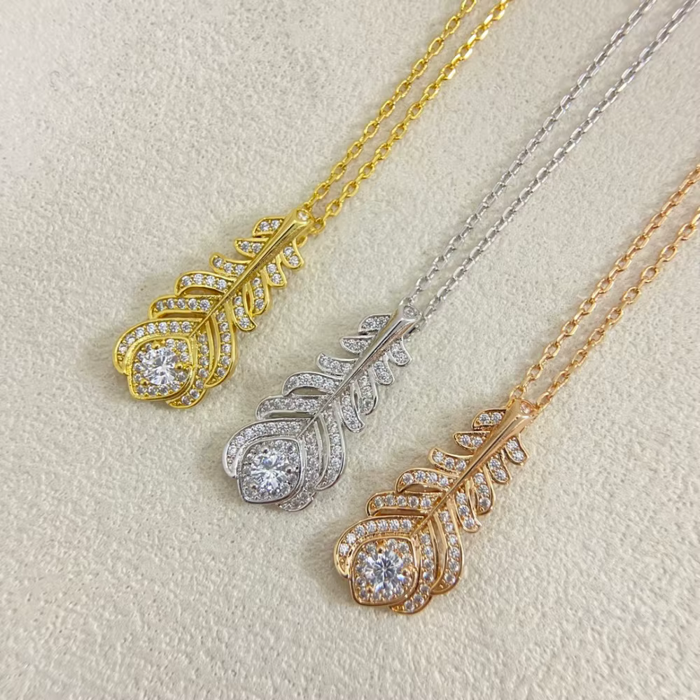 Collier élégant en plumes pour femme