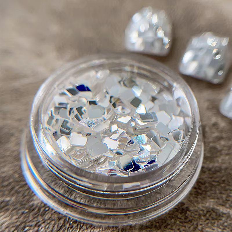 Paillettes et bijoux pour ongles