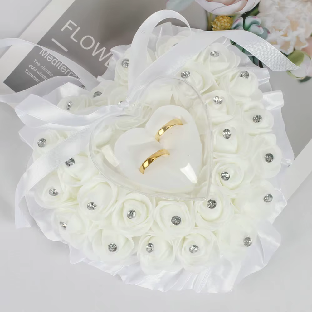 Coussin romantique en forme de cœur pour bague de mariage