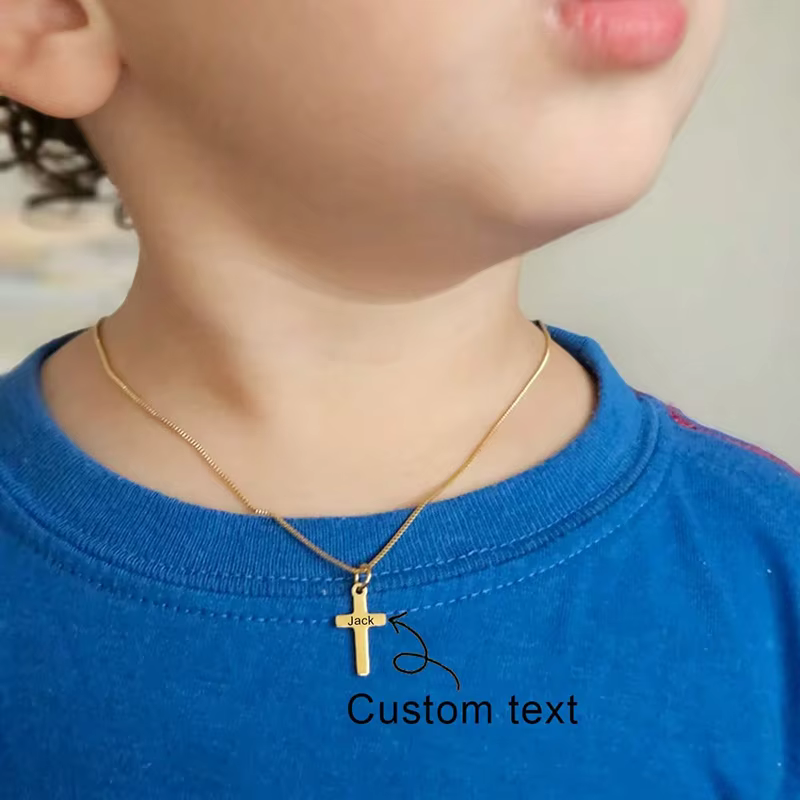 Collier croix plaqué or avec nom gravé personnalisé