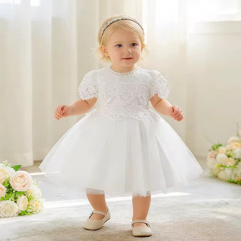 Robe de princesse blanche à manches courtes en dentelle pour le premier anniversaire de bébé fille
