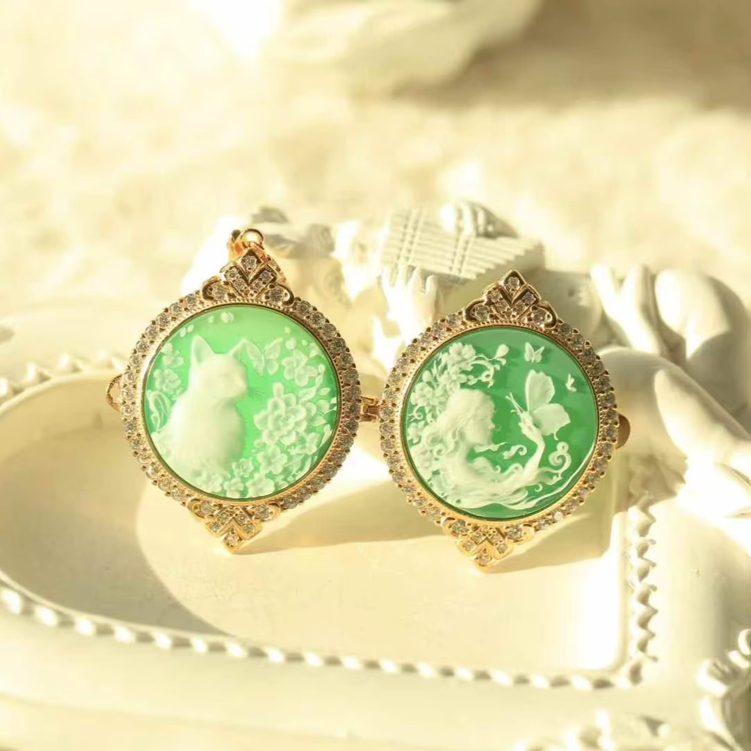 Pendentif de style sachet double face série camée d'agate avec motifs floraux de chat et de fée en relief