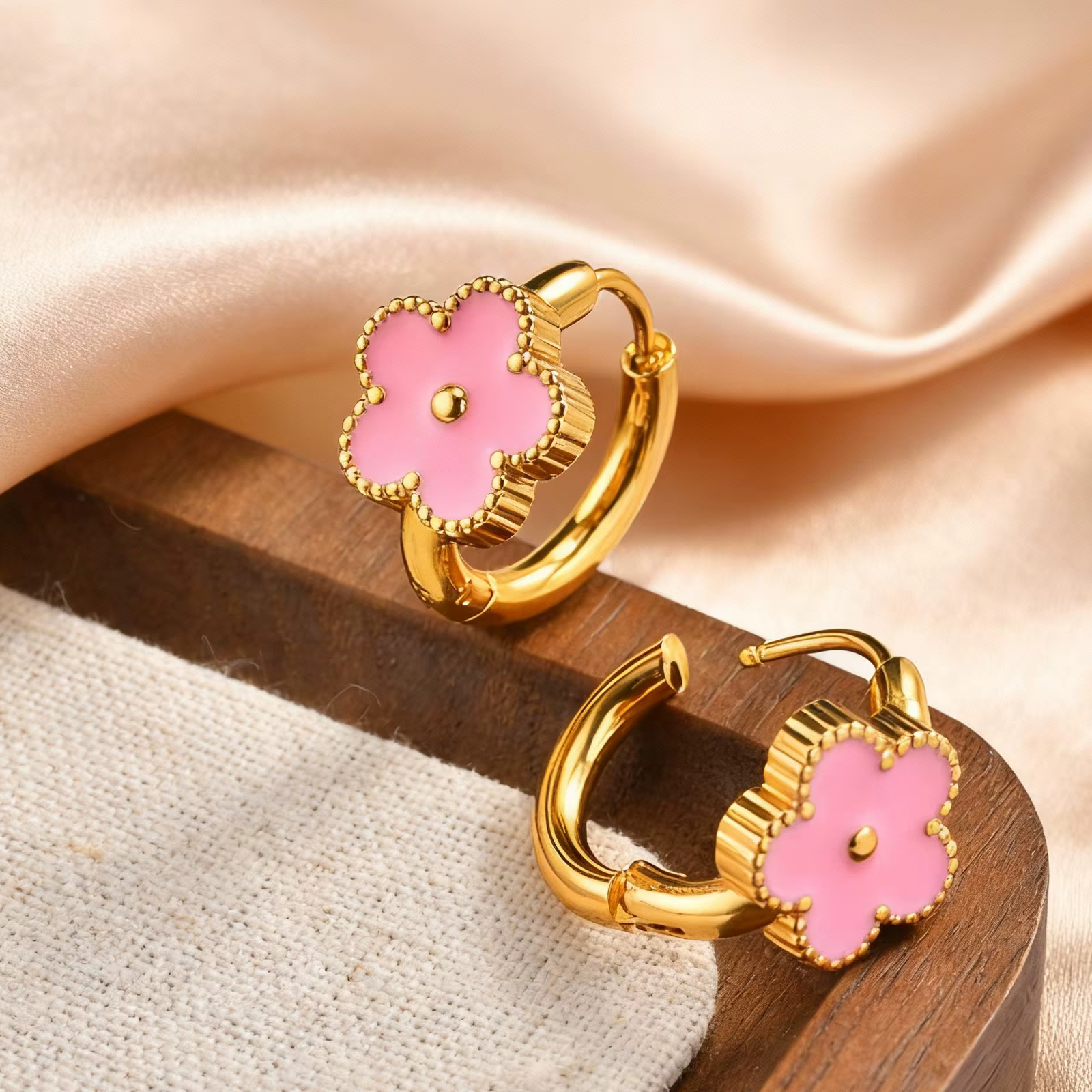 Boucles d'oreilles créoles à fleurs en émail pour femmes