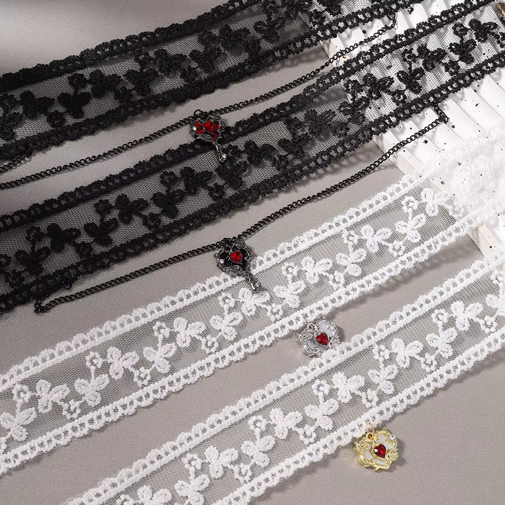 Aihua Victoria – collier en forme de cœur blanc et noir pour femmes