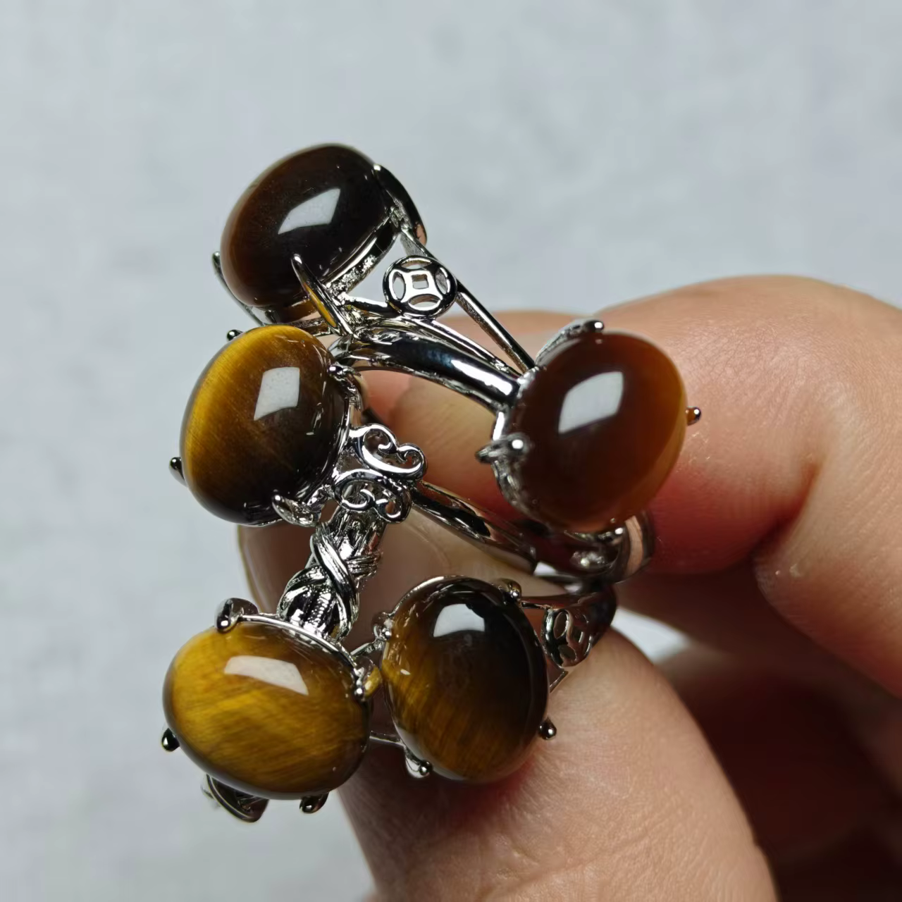 Bague incrustée de pierre d'oeil de tigre naturel