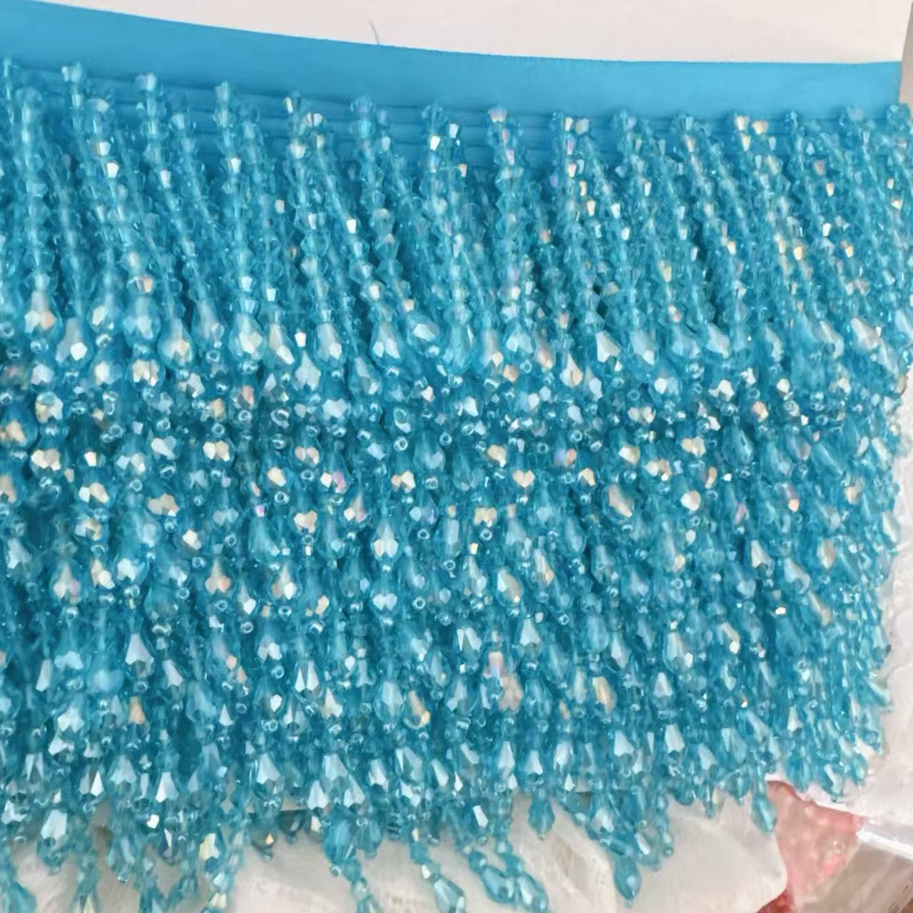 Garniture en dentelle perlée avec pompons de couleur Cee au lait vert