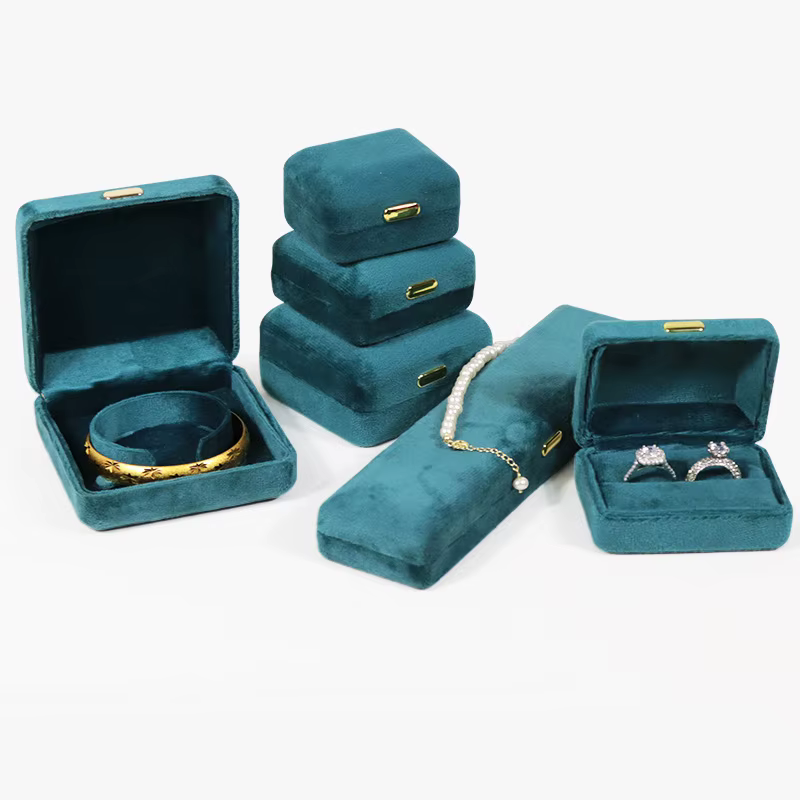 Boîte à bijoux en velours délicat avec coin rond