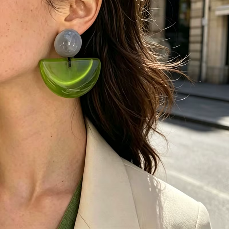 Boucles d'oreilles pendantes simples en résine