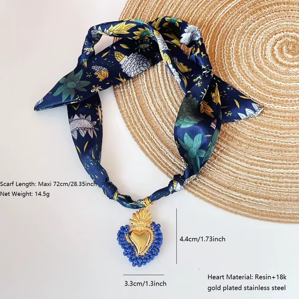 Collier Bandana écharpe avec pendentif en forme de cœur perlé en résine brillante et colorée