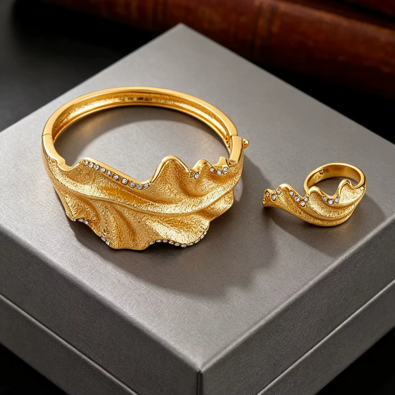 Ensemble de bijoux luxueux en alliage de cuivre, comprenant un bracelet et une bague gravés en forme de grande feuille, idéal comme cadeau de mode pour les fêtes d'anniversaire.