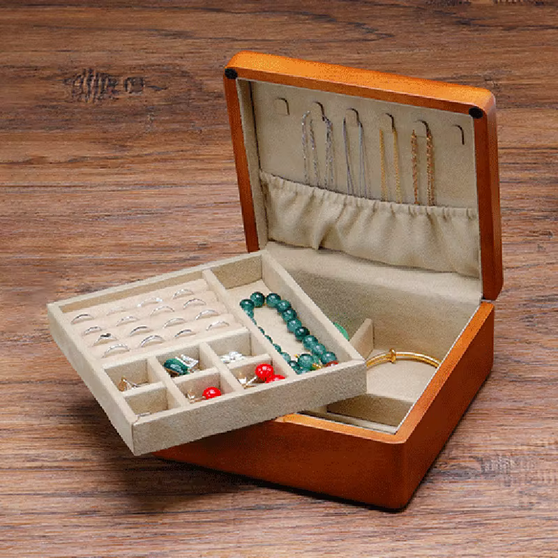Boîte à bijoux en bois massif