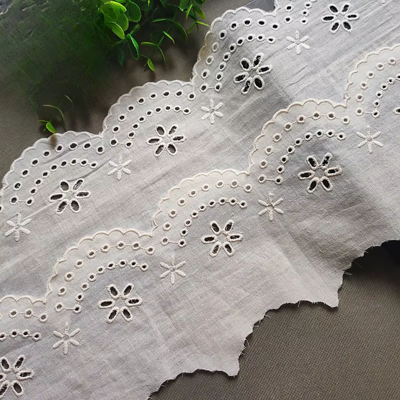 Garniture en dentelle brodée de coton beige