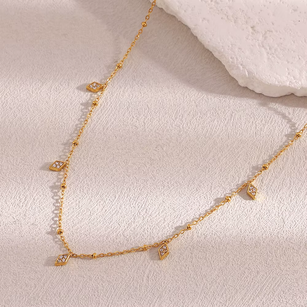 E.B.belle – collier avec pendentifs en Zircon Rhoumbs