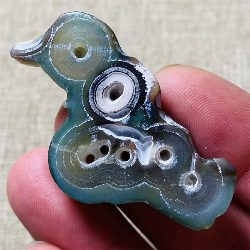 Œil d'Horus égyptien ancien en agate naturelle