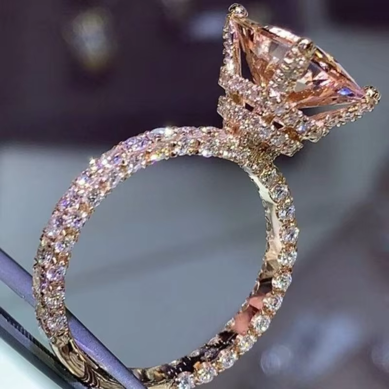 Bague de mariage en or rose sous Halo