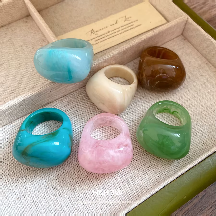 Bague en résine au design minimaliste