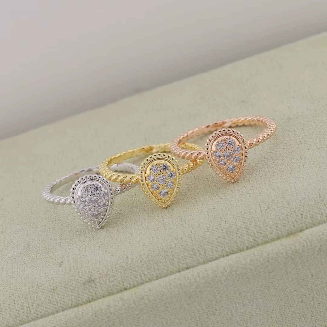 Bague pour femme vintage classique en forme de goutte d'eau. Parfait pour un usage quotidien