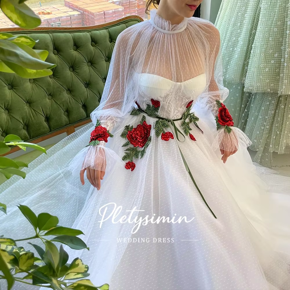 Robe de mariée romantique gothique coupe trapèze à manches longues bouffantes