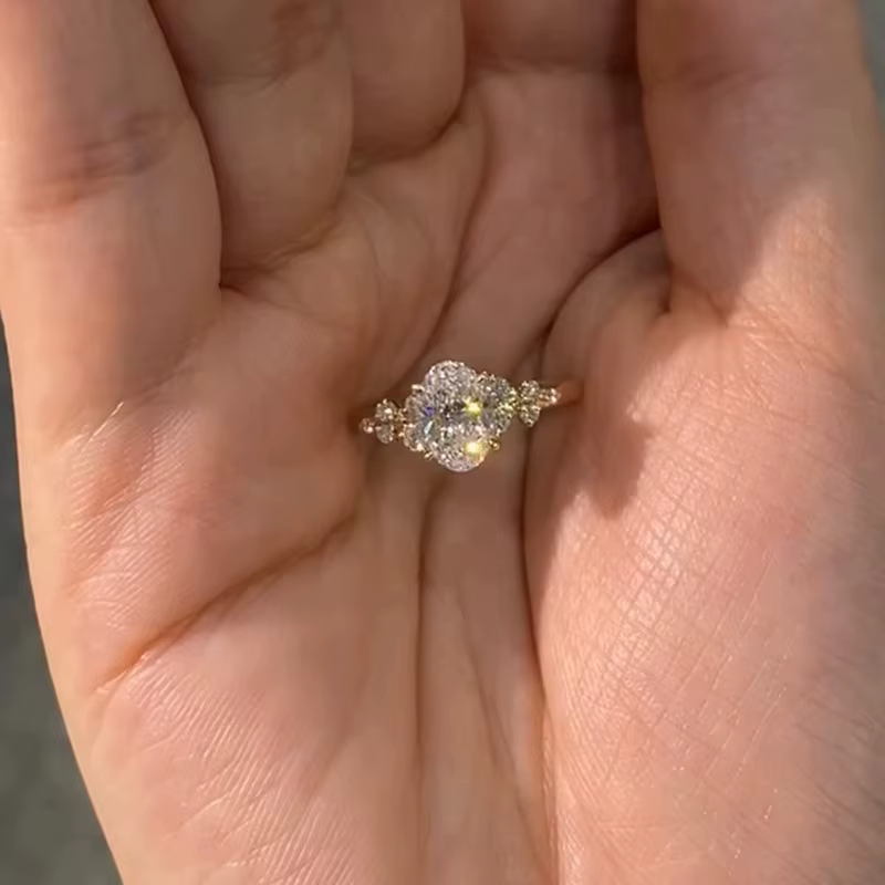 Bague de fiançailles ovale avec incrustation de diamants éblouissants