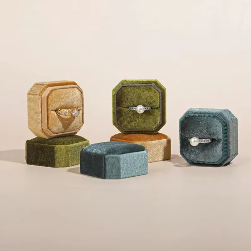 Boîte à bagues en velours côtelé 5x5x4cm