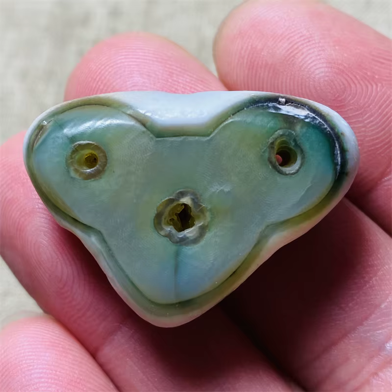Œil d'Horus égyptien ancien en agate naturelle