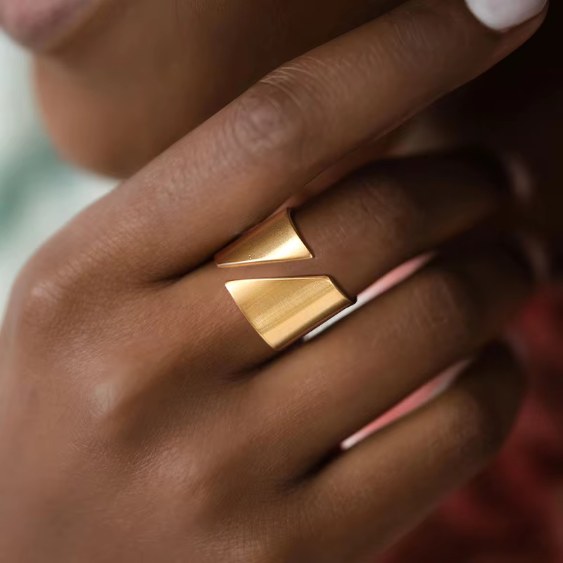 Bague large enveloppante moderne en acier inoxydable pour femmes