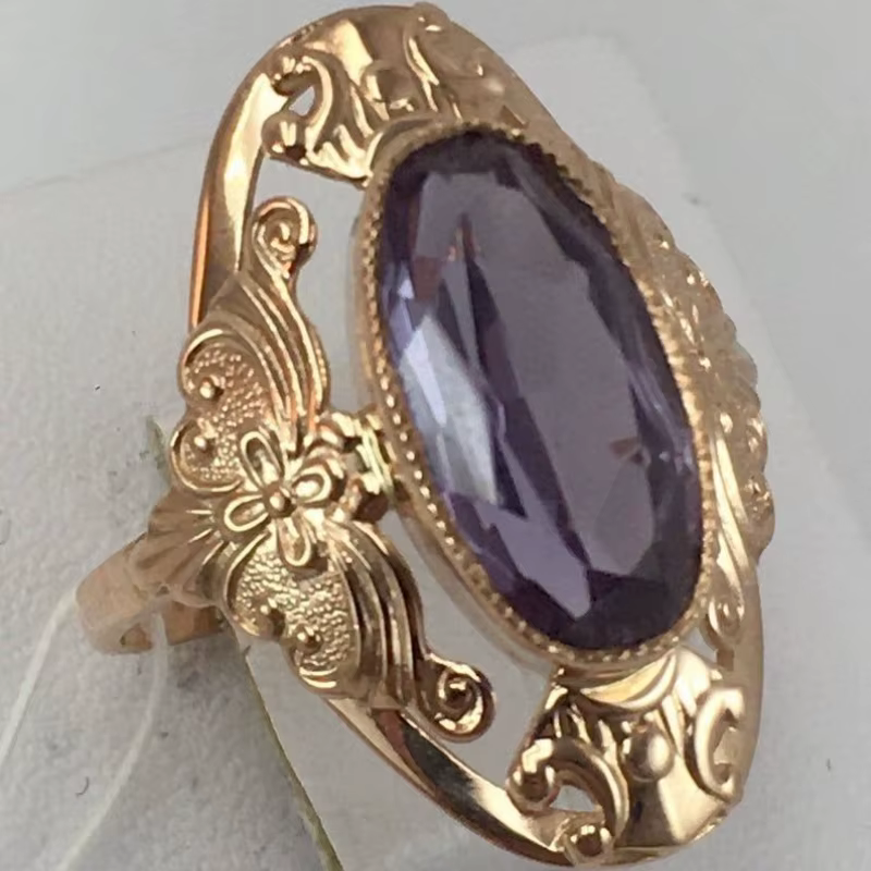 Bague ovale en pierre précieuse de style français