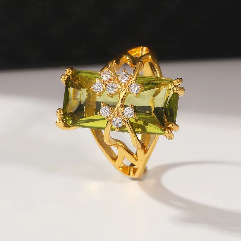 Superbe bague de cocktail plaquée or avec grand zircon cubique artificiel carré – Parfaite pour les tenues quotidiennes et les fêtes.
