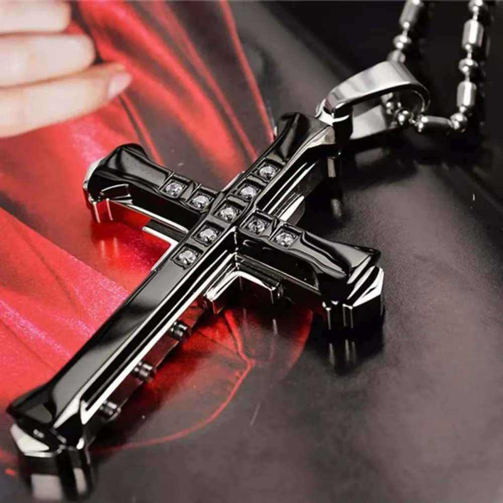 Pendentif Croix de Jésus en Cristal 2026 Nouveau style masculin Simple et tendance Articles de mode Bijoux en acier Choix idéal pour les fêtes