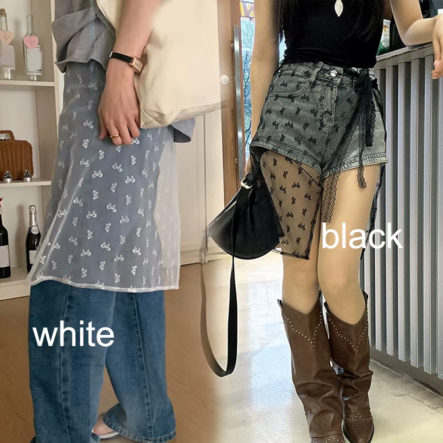 La robe en dentelle avec une couverture de rideau crée un look superposé par un tablier