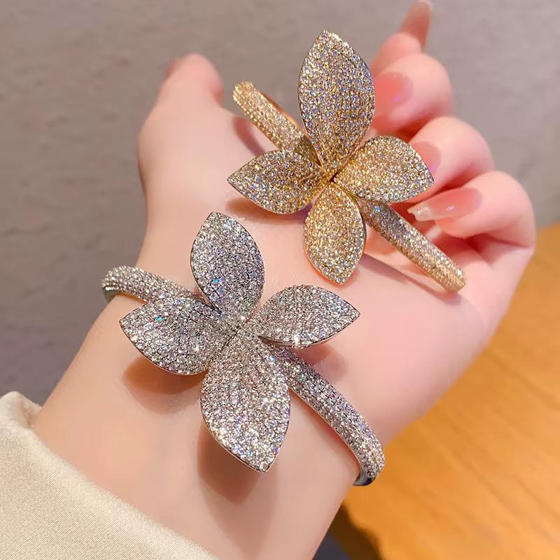 Bracelet Fleur de Luxe en Laiton Plaqué Or 18 carats avec Zircon Cubique