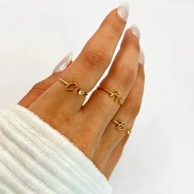 Petites bagues avec lettres initiales pour femmes