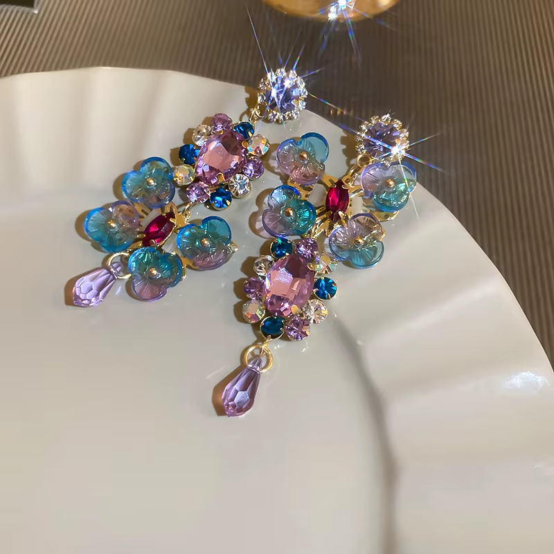 Boucle d'oreille asymétrique en cristal fleurie sertie de diamants