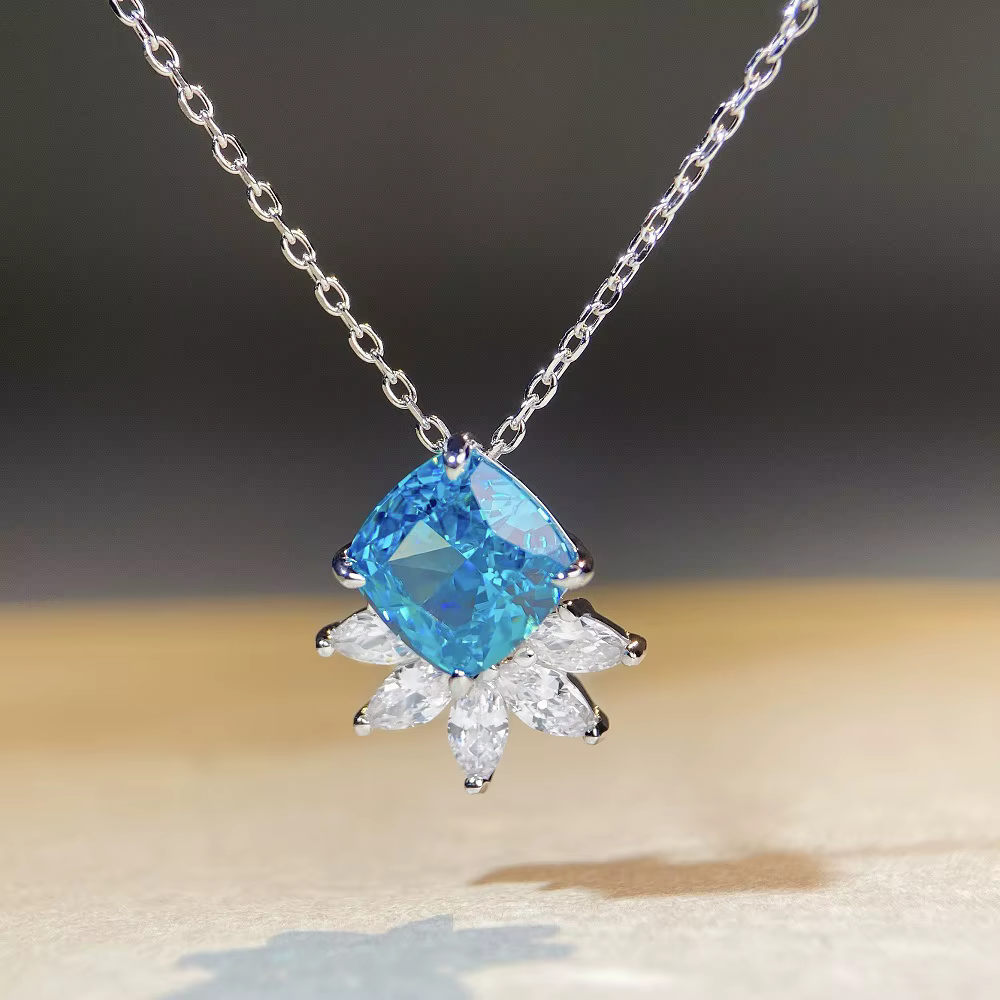 Collier pendentif de fiançailles en or blanc massif 18 carats avec saphir bleu 3CT pour femmes