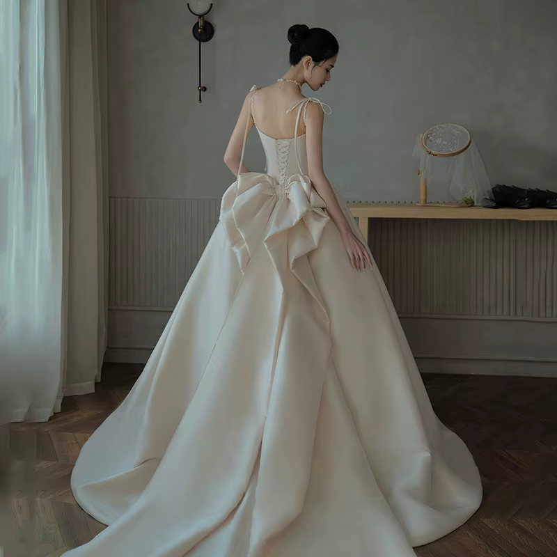 Robe de mariée en soie à bretelles simples