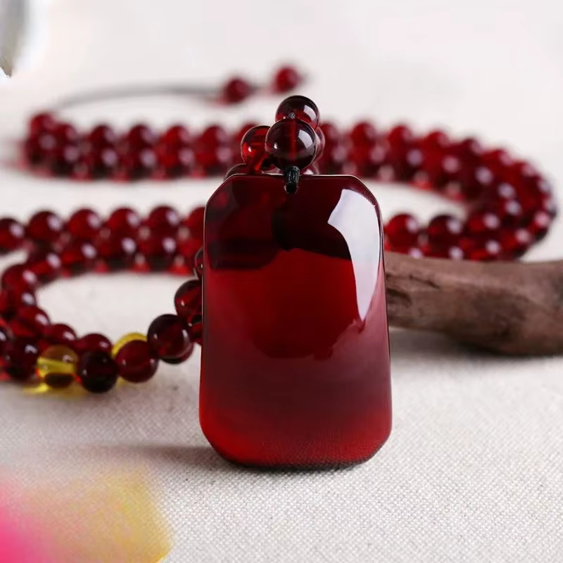 Collier élégant avec pendentif en résine d'ambre rouge sang